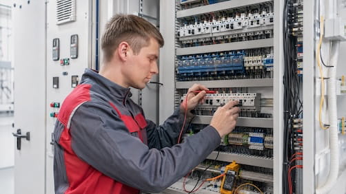 International rekrutierter Elektriker